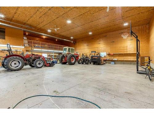 203032 Twp Rd 9-4, Rural Lethbridge County, AB - Indoor Photo Showing Garage