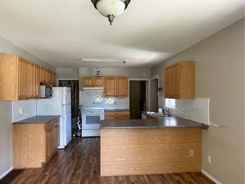 249 E 1 Avenue South, Magrath, AB - Indoor Photo Showing Kitchen With Double Sink