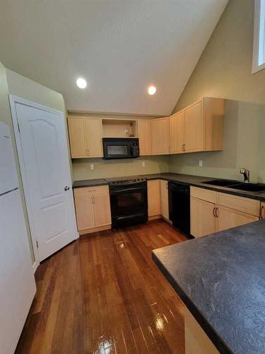 617 16 Street South, Lethbridge, AB - Indoor Photo Showing Kitchen