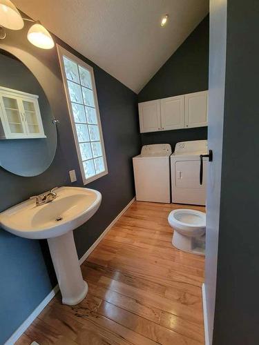 617 16 Street South, Lethbridge, AB - Indoor Photo Showing Bathroom