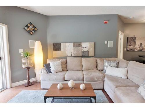 301-777 3 Avenue Sw, Calgary, AB - Indoor Photo Showing Living Room