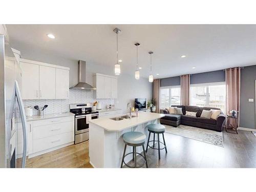 332 Crocus Terrace West, Lethbridge, AB - Indoor Photo Showing Kitchen With Upgraded Kitchen