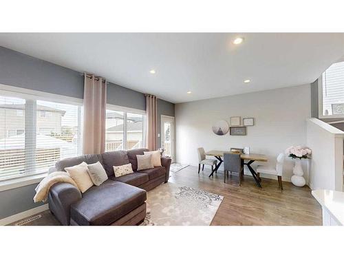 332 Crocus Terrace West, Lethbridge, AB - Indoor Photo Showing Living Room