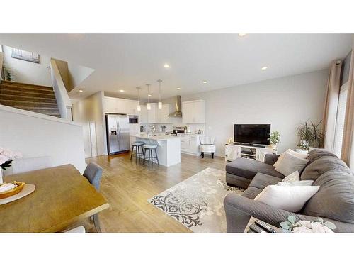332 Crocus Terrace West, Lethbridge, AB - Indoor Photo Showing Living Room