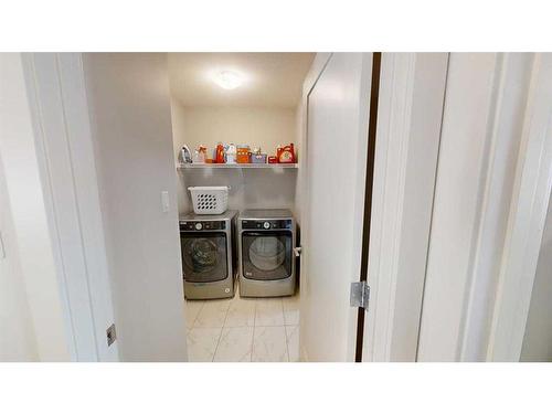 332 Crocus Terrace West, Lethbridge, AB - Indoor Photo Showing Laundry Room