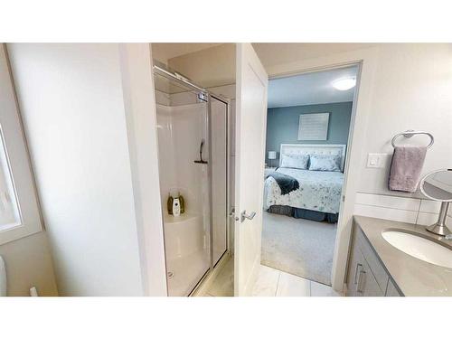 332 Crocus Terrace West, Lethbridge, AB - Indoor Photo Showing Bathroom