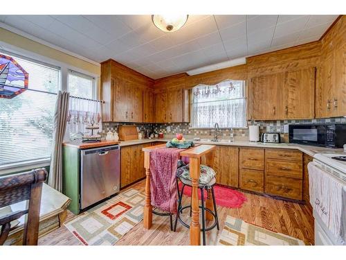 121 Centre Avenue, Milk River, AB - Indoor Photo Showing Kitchen