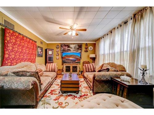 121 Centre Avenue, Milk River, AB - Indoor Photo Showing Living Room