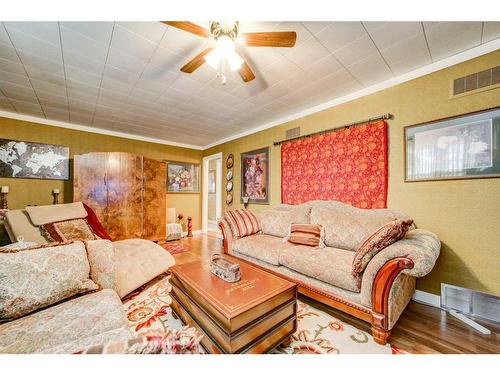 121 Centre Avenue, Milk River, AB - Indoor Photo Showing Living Room