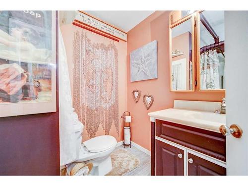 121 Centre Avenue, Milk River, AB - Indoor Photo Showing Bathroom