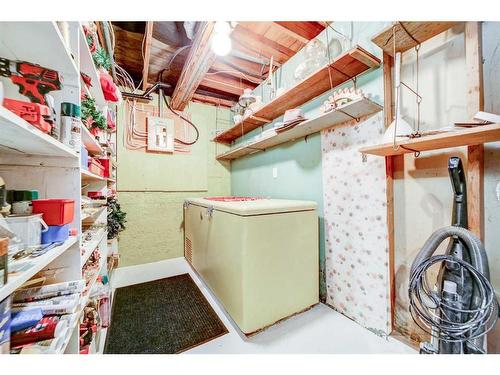 121 Centre Avenue, Milk River, AB - Indoor Photo Showing Laundry Room