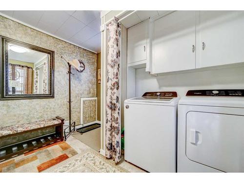 121 Centre Avenue, Milk River, AB - Indoor Photo Showing Laundry Room