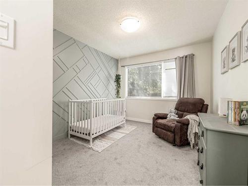 51 Rutgers Road West, Lethbridge, AB - Indoor Photo Showing Bedroom