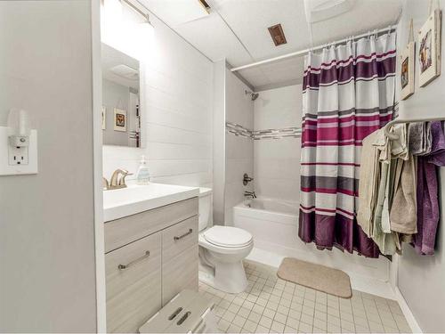 51 Rutgers Road West, Lethbridge, AB - Indoor Photo Showing Bathroom