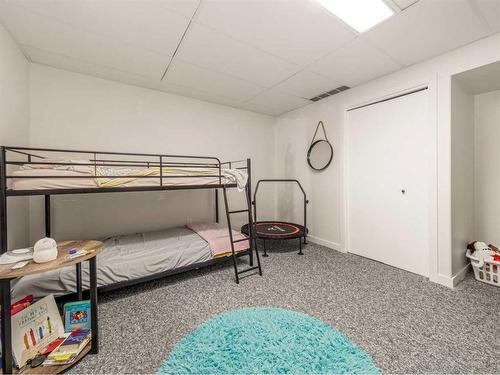 51 Rutgers Road West, Lethbridge, AB - Indoor Photo Showing Bedroom