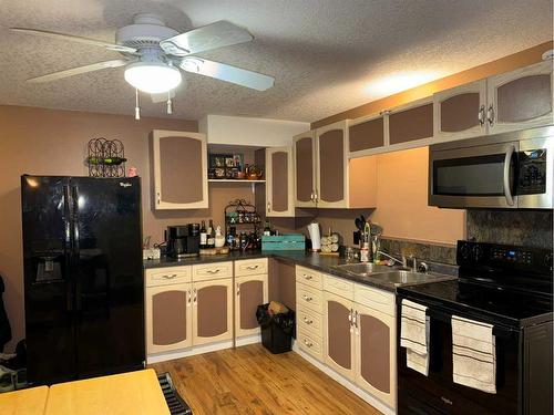 3002 Twp Road 7-2A, Rural Pincher Creek No. 9, M.D. Of, AB - Indoor Photo Showing Kitchen With Double Sink