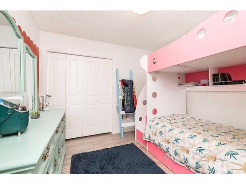 559 Margaret Sutherland Crescent North, Lethbridge, AB - Indoor Photo Showing Bedroom