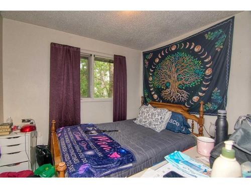 192 Princeton Crescent West, Lethbridge, AB - Indoor Photo Showing Bedroom