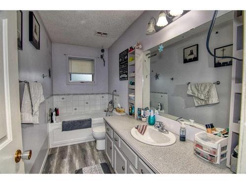 192 Princeton Crescent West, Lethbridge, AB - Indoor Photo Showing Bathroom