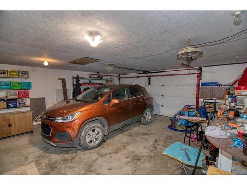 192 Princeton Crescent West, Lethbridge, AB - Indoor Photo Showing Garage