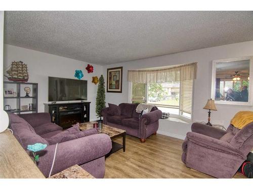 192 Princeton Crescent West, Lethbridge, AB - Indoor Photo Showing Living Room