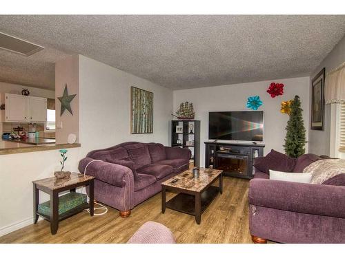 192 Princeton Crescent West, Lethbridge, AB - Indoor Photo Showing Living Room