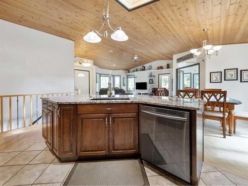 17 Huckleberry Crescent, Rural Taber, M.D. Of, AB - Indoor Photo Showing Kitchen