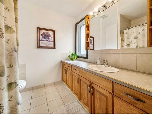 17 Huckleberry Crescent, Rural Taber, M.D. Of, AB - Indoor Photo Showing Bathroom