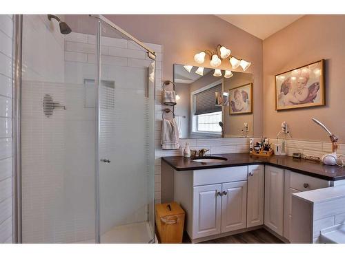 6 Fairmont Park South, Lethbridge, AB - Indoor Photo Showing Bathroom