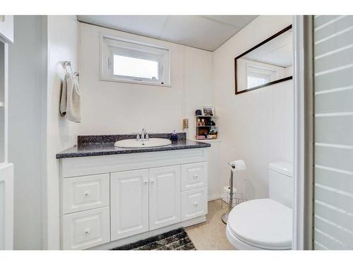 892 East Avenue, Pincher Creek, AB - Indoor Photo Showing Bathroom