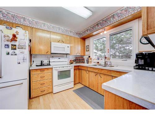 892 East Avenue, Pincher Creek, AB - Indoor Photo Showing Kitchen