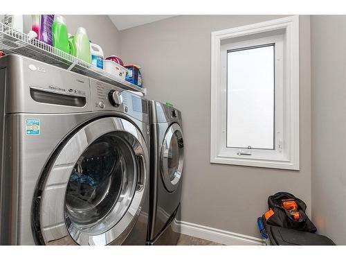 592 Sixmile Crescent South, Lethbridge, AB - Indoor Photo Showing Laundry Room