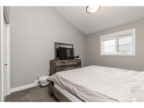 592 Sixmile Crescent South, Lethbridge, AB - Indoor Photo Showing Bedroom