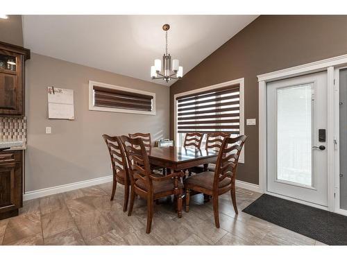 592 Sixmile Crescent South, Lethbridge, AB - Indoor Photo Showing Dining Room