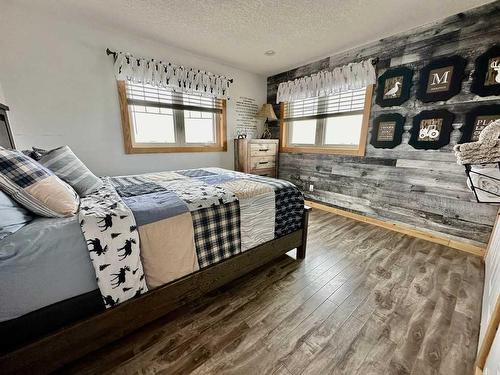 #4, 101022 Rge. Rd. 22-4, Rural Lethbridge County, AB - Indoor Photo Showing Bedroom