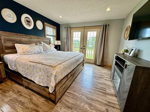 #4, 101022 Rge. Rd. 22-4, Rural Lethbridge County, AB - Indoor Photo Showing Bedroom