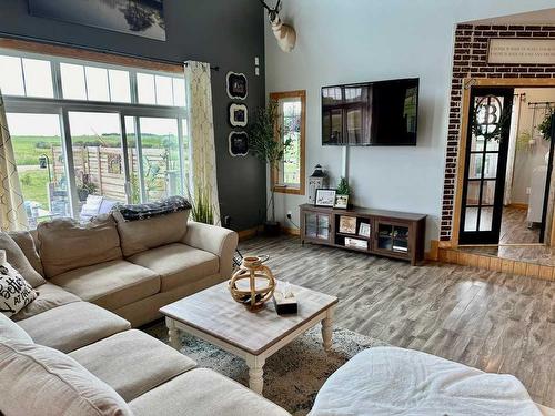 #4, 101022 Rge. Rd. 22-4, Rural Lethbridge County, AB - Indoor Photo Showing Living Room