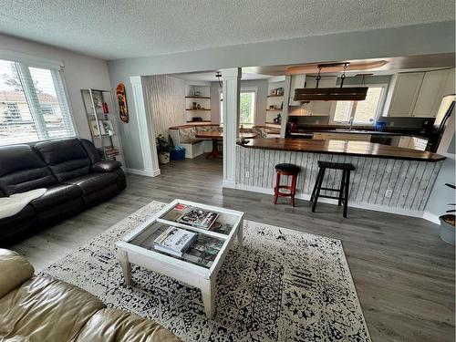 6 Larkspur Road North, Lethbridge, AB - Indoor Photo Showing Living Room