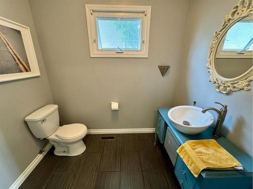 6 Larkspur Road North, Lethbridge, AB - Indoor Photo Showing Bathroom