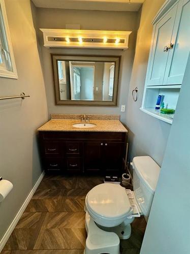 6 Larkspur Road North, Lethbridge, AB - Indoor Photo Showing Bathroom