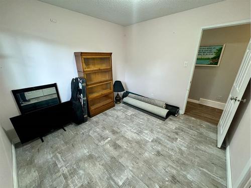 6 Larkspur Road North, Lethbridge, AB - Indoor Photo Showing Other Room