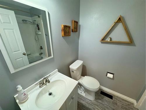 6 Larkspur Road North, Lethbridge, AB - Indoor Photo Showing Bathroom