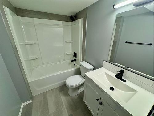 6 Larkspur Road North, Lethbridge, AB - Indoor Photo Showing Bathroom