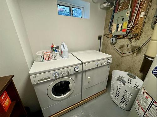 6 Larkspur Road North, Lethbridge, AB - Indoor Photo Showing Laundry Room