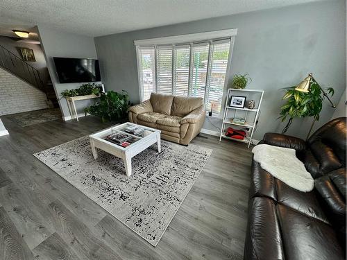 6 Larkspur Road North, Lethbridge, AB - Indoor Photo Showing Living Room