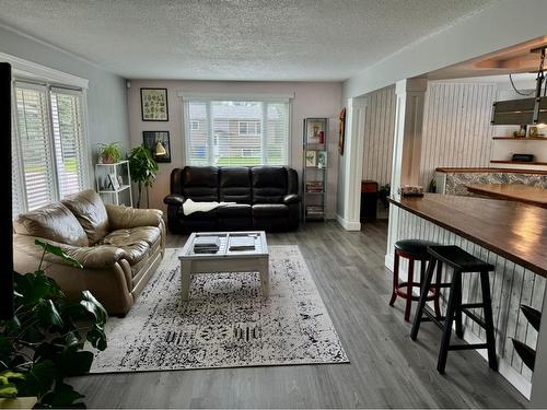 6 Larkspur Road North, Lethbridge, AB - Indoor Photo Showing Living Room