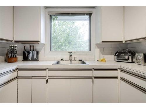 3014 10A Avenue South, Lethbridge, AB - Indoor Photo Showing Kitchen