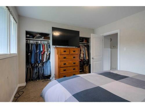 3014 10A Avenue South, Lethbridge, AB - Indoor Photo Showing Bedroom