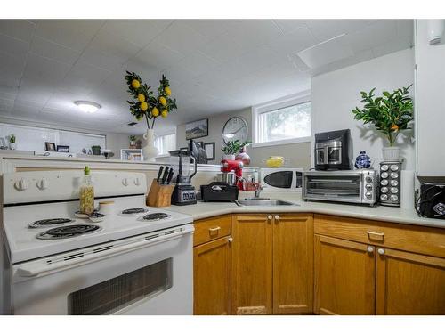 3014 10A Avenue South, Lethbridge, AB - Indoor Photo Showing Kitchen