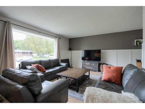 3014 10A Avenue South, Lethbridge, AB - Indoor Photo Showing Living Room